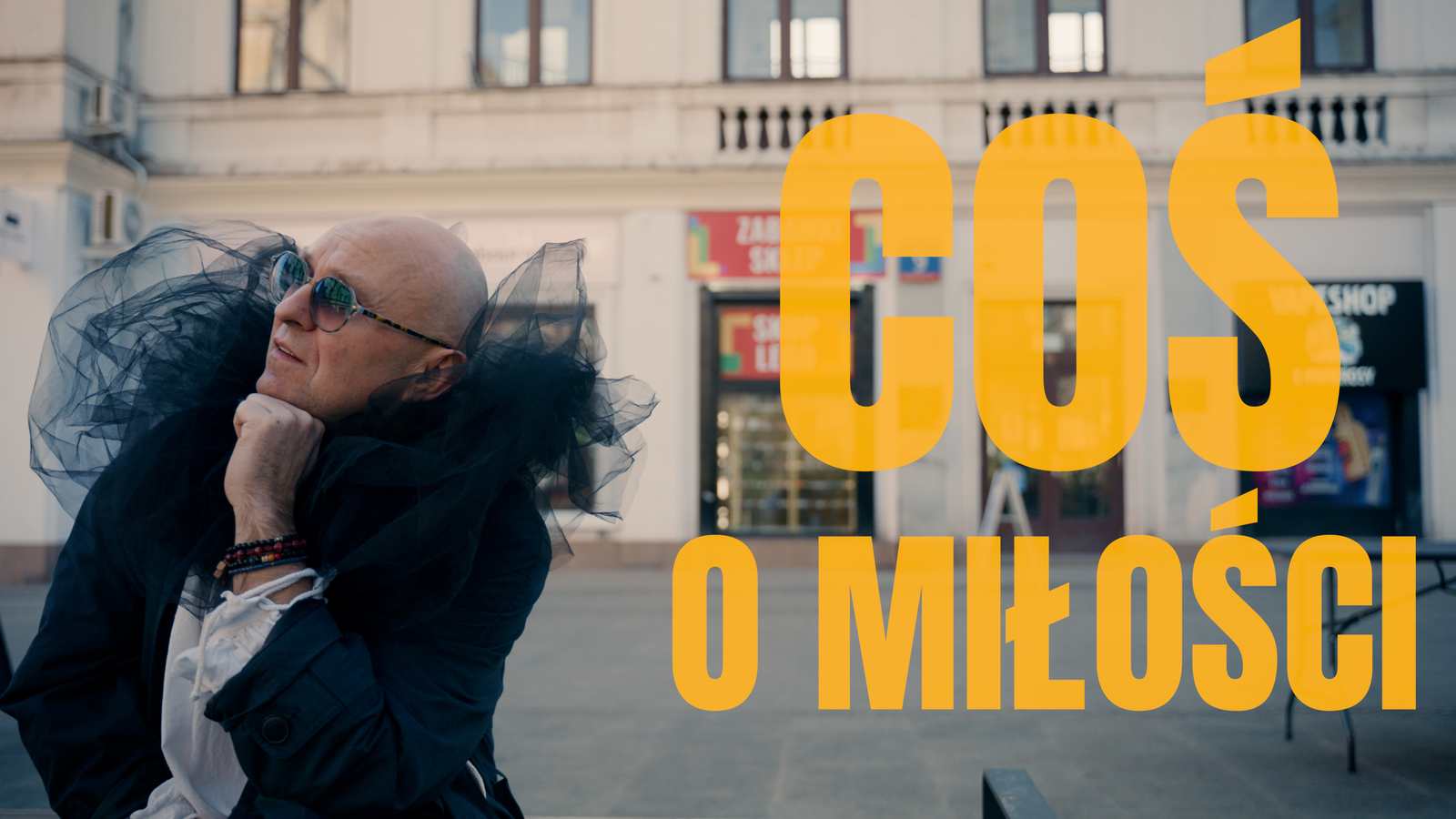 Kadr z teledysku „Coś o miłości”, w roli Zbyszek Dróżdż