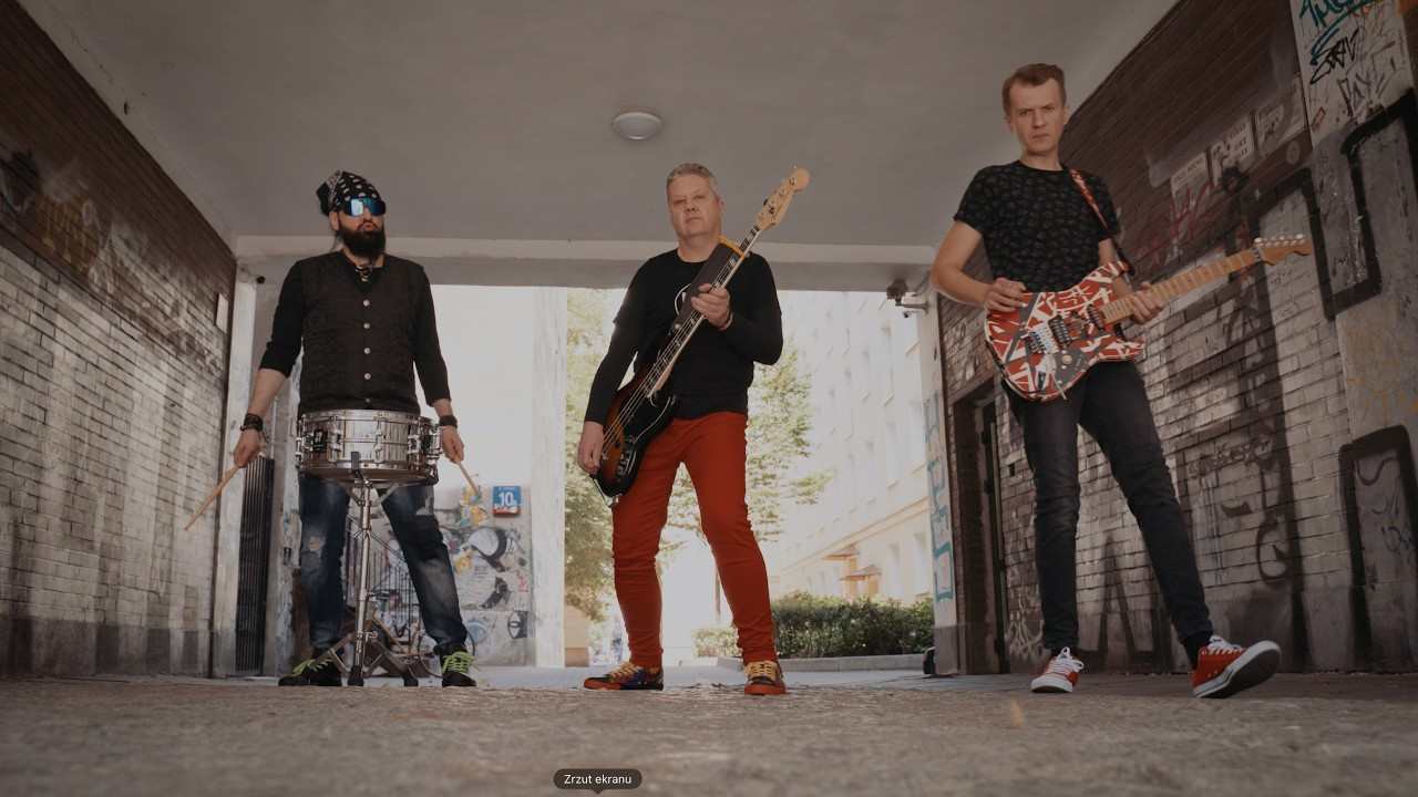 Kadr z teledysku „Hard Rock”, w roli FOH